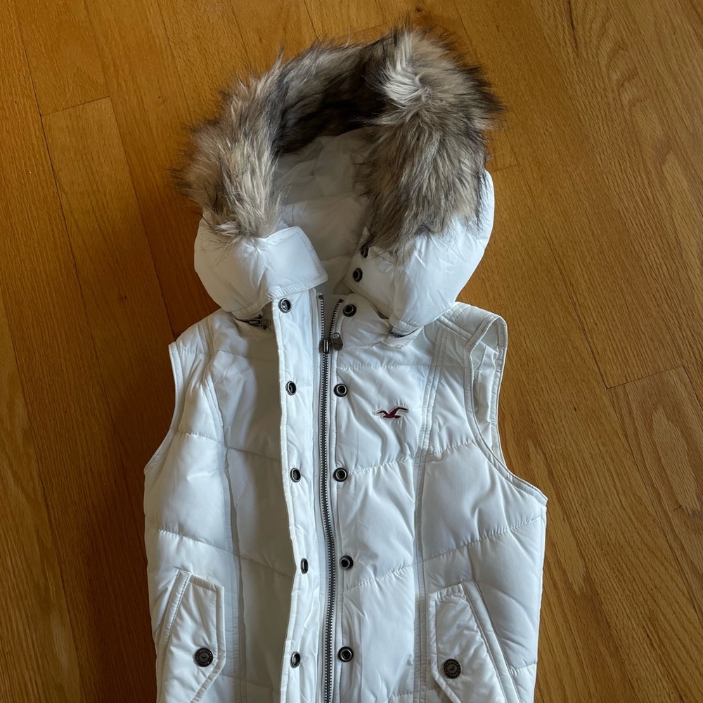 Hollister size medium winter puff vest. Fur detail on hood. White and ivory trim